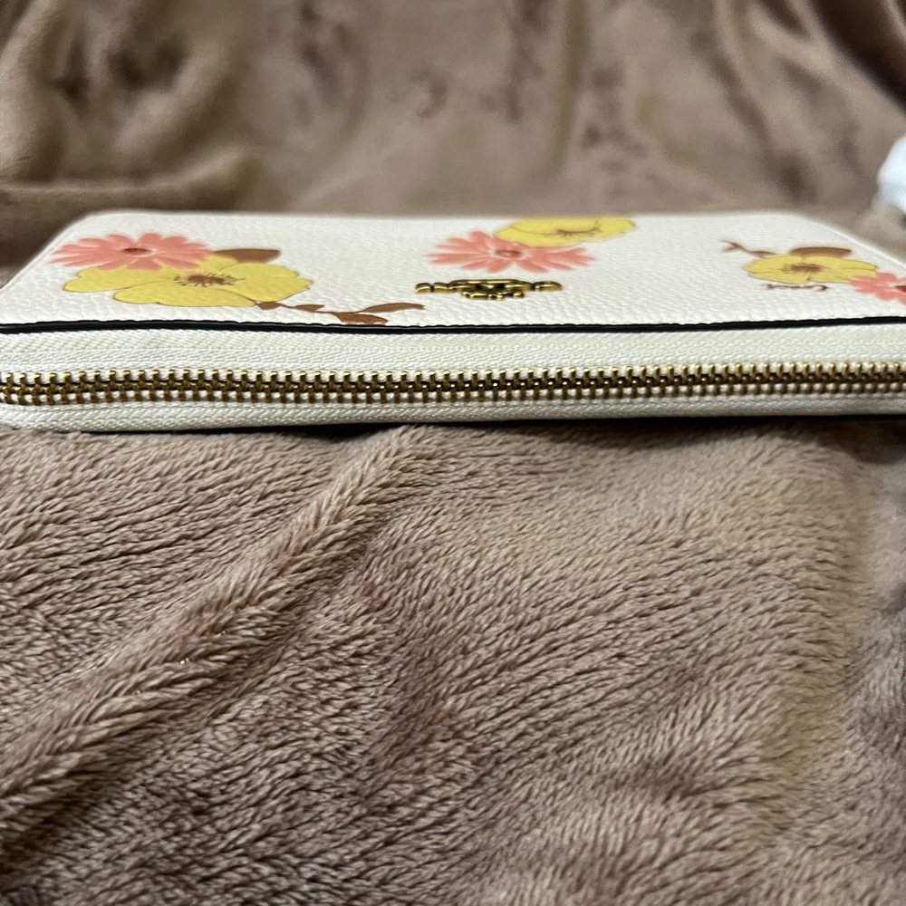 Coach floral print accordion zip wallet. New,never used with tags unattached - Picture 5 of 6
